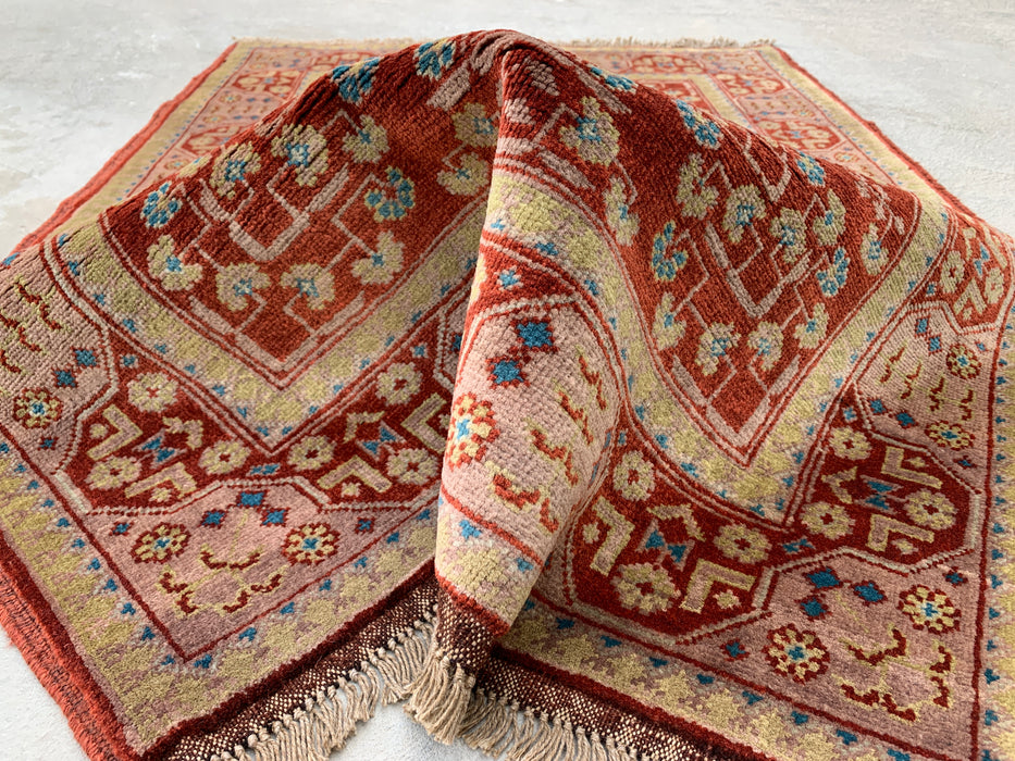 119 x 81 cm handgeknoopt Pesjwari Chobi wollen tapijt - Rood tribaal geometrisch accentkleed - KBHM-637