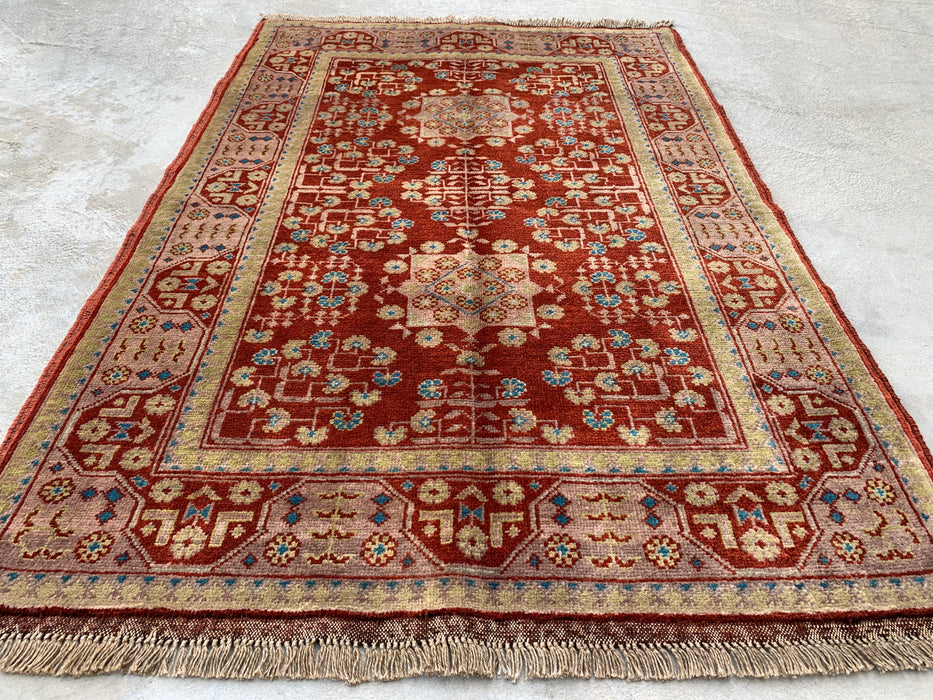 119 x 81 cm handgeknoopt Pesjwari Chobi wollen tapijt - Rood tribaal geometrisch accentkleed - KBHM-637
