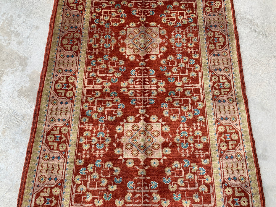 119 x 81 cm handgeknoopt Pesjwari Chobi wollen tapijt - Rood tribaal geometrisch accentkleed - KBHM-637