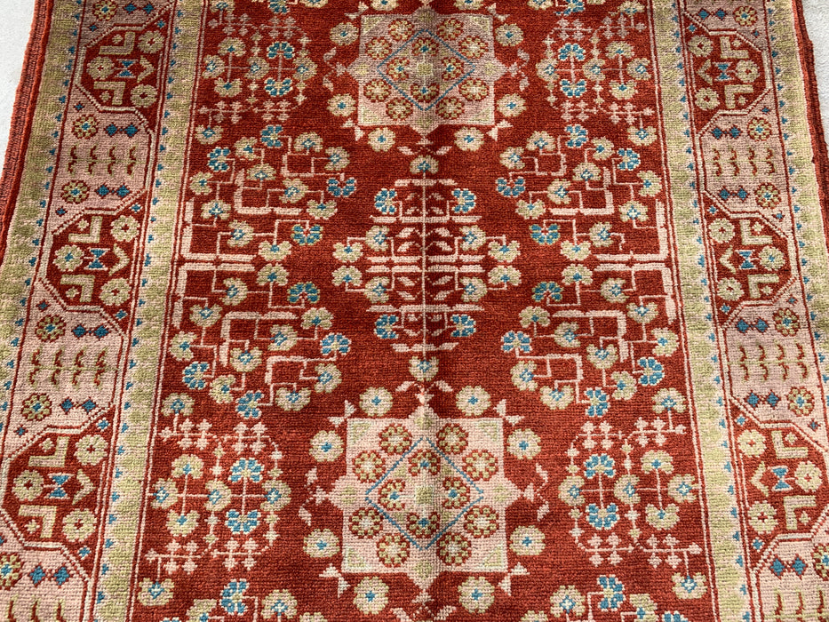 119 x 81 cm handgeknoopt Pesjwari Chobi wollen tapijt - Rood tribaal geometrisch accentkleed - KBHM-637