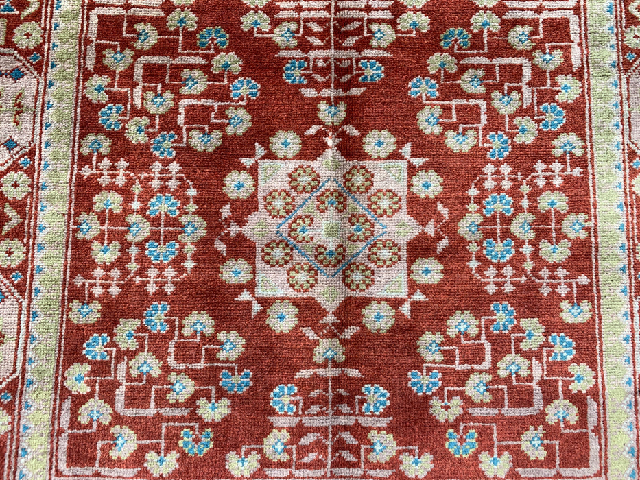 119 x 81 cm handgeknoopt Pesjwari Chobi wollen tapijt - Rood tribaal geometrisch accentkleed - KBHM-637