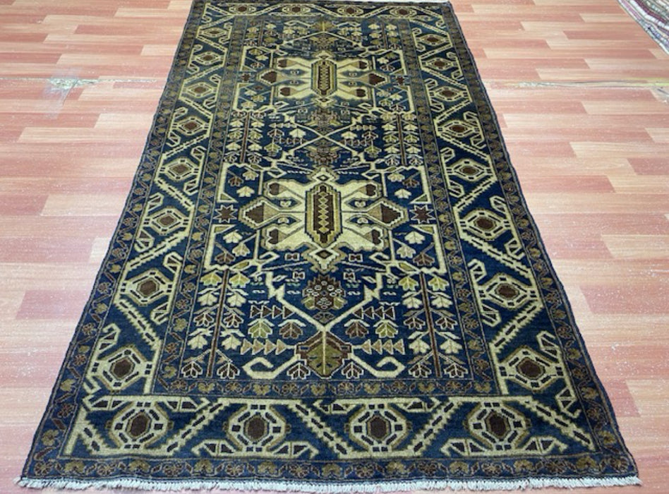 114 cm x 203 cm Handgeknoopt tribaal wollen vloerkleed – marineblauw & beige geometrisch patroon