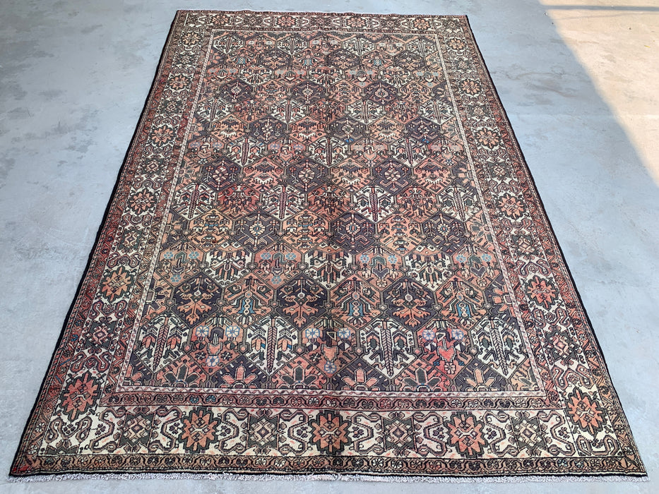 Handgemaakt Perzisch wollen vloerkleed 7x10 - Bruin, ivoor & roze tribaal geometrisch Perzisch stijl kleed - Exacte afmeting 10'3" x 6'10" - KBHM-697