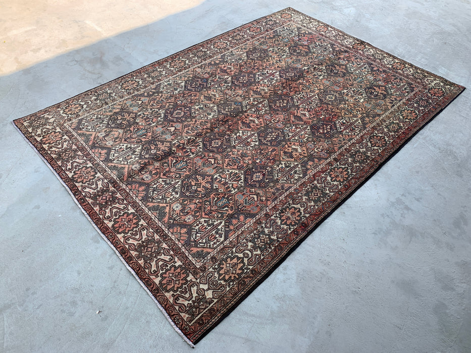 Handgemaakt Perzisch wollen vloerkleed 7x10 - Bruin, ivoor & roze tribaal geometrisch Perzisch stijl kleed - Exacte afmeting 10'3" x 6'10" - KBHM-697