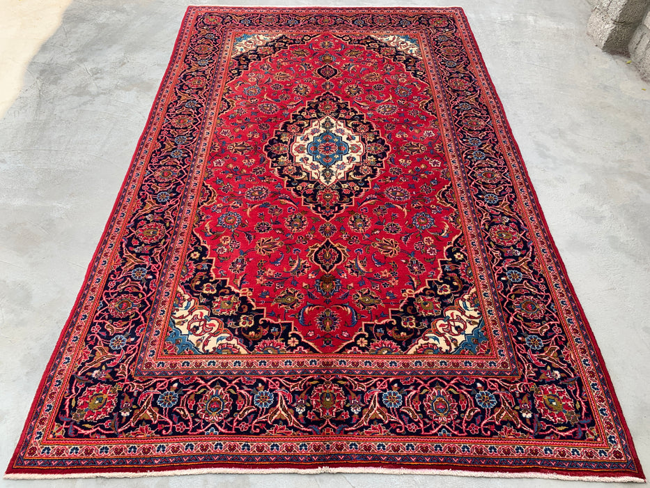 Handgemaakt Perzisch wollen vloerkleed 213x305 cm - Rood, marineblauw & ivoorkleurig Perzisch stijl vloerkleed met bloemenmedaillon - Exacte afmeting 318 cm x 198 cm - KBHM-698