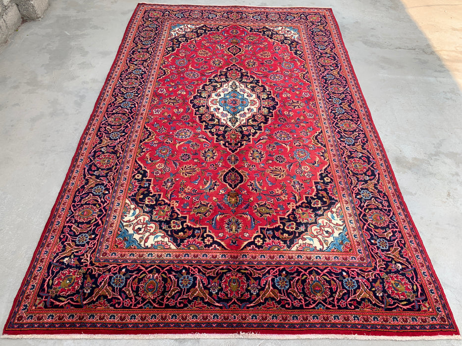 Handgemaakt Perzisch wollen vloerkleed 213x305 cm - Rood, marineblauw & ivoorkleurig Perzisch stijl vloerkleed met bloemenmedaillon - Exacte afmeting 318 cm x 198 cm - KBHM-698