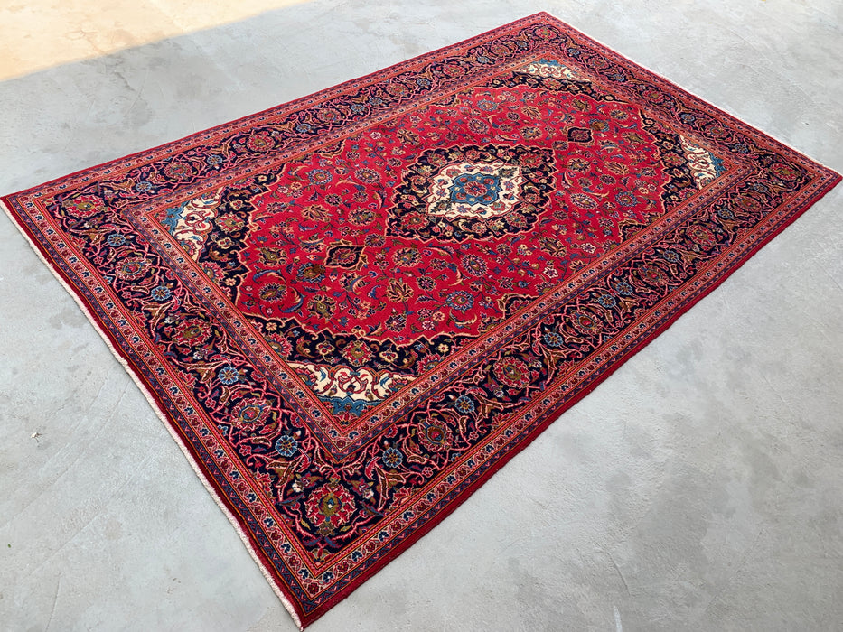 Handgemaakt Perzisch wollen vloerkleed 213x305 cm - Rood, marineblauw & ivoorkleurig Perzisch stijl vloerkleed met bloemenmedaillon - Exacte afmeting 318 cm x 198 cm - KBHM-698
