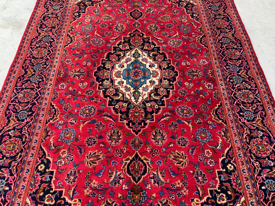 Handgemaakt Perzisch wollen vloerkleed 213x305 cm - Rood, marineblauw & ivoorkleurig Perzisch stijl vloerkleed met bloemenmedaillon - Exacte afmeting 318 cm x 198 cm - KBHM-698