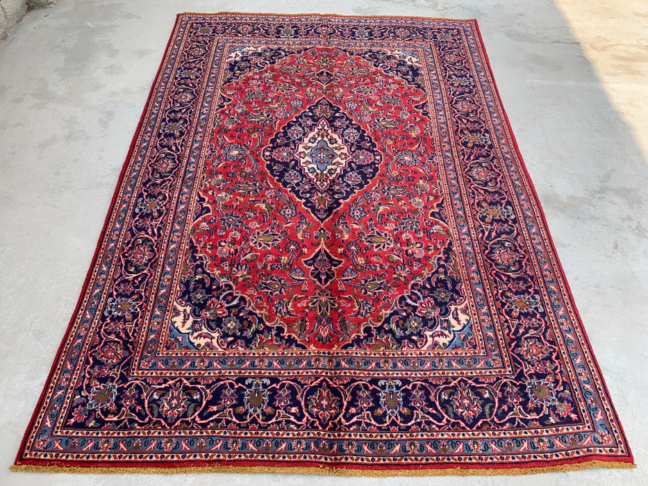 Handgemaakt Perzisch wollen vloerkleed 7x10 - Rood, marineblauw & ivoorkleurig Perzisch vloerkleed met bloemenmedaillon - Exacte afmeting 9'3" x 6'3" - KBHM-704
