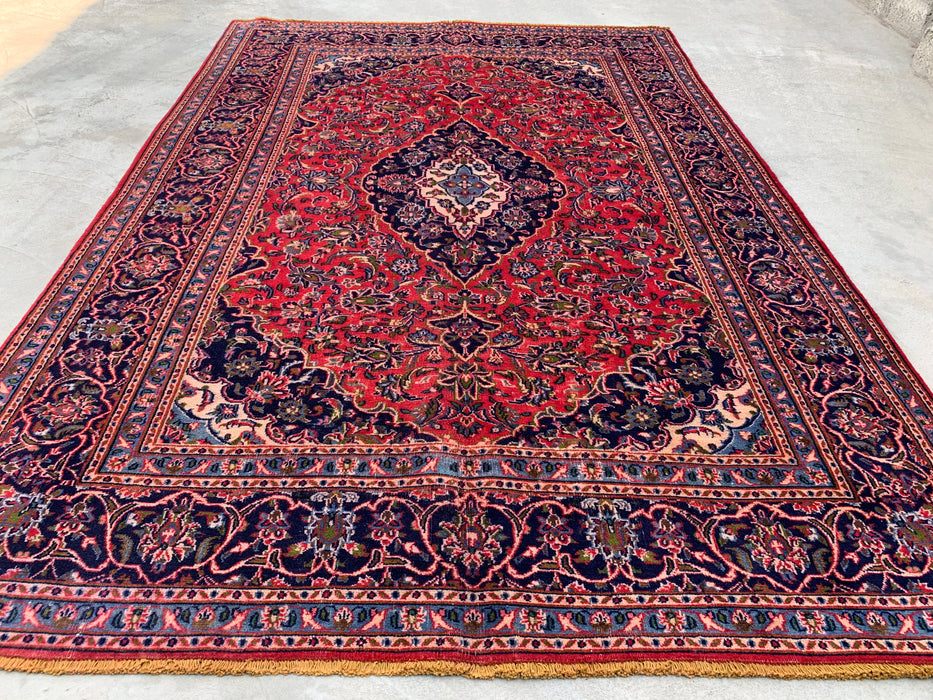 Handgemaakt Perzisch wollen vloerkleed 7x10 - Rood, marineblauw & ivoorkleurig Perzisch vloerkleed met bloemenmedaillon - Exacte afmeting 9'3" x 6'3" - KBHM-704