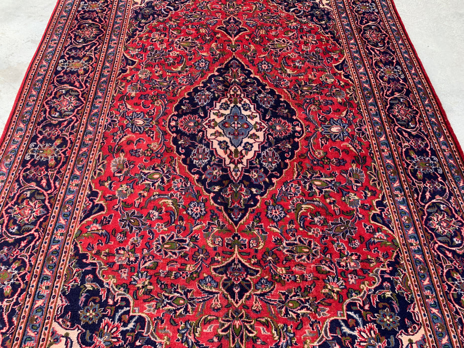 Handgemaakt Perzisch wollen vloerkleed 7x10 - Rood, marineblauw & ivoorkleurig Perzisch vloerkleed met bloemenmedaillon - Exacte afmeting 9'3" x 6'3" - KBHM-704