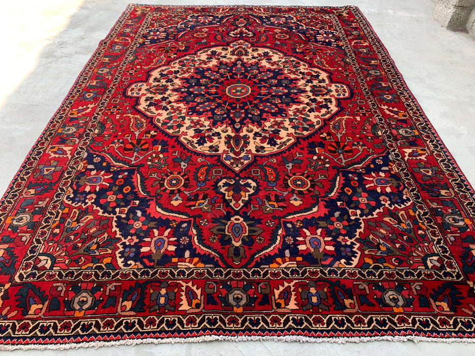 10'6" x 7'3" handgeknoopt Perzisch wollen tapijt – Rood, marineblauw & ivoorkleurig bloemenmedaillonontwerp – KBHM-708