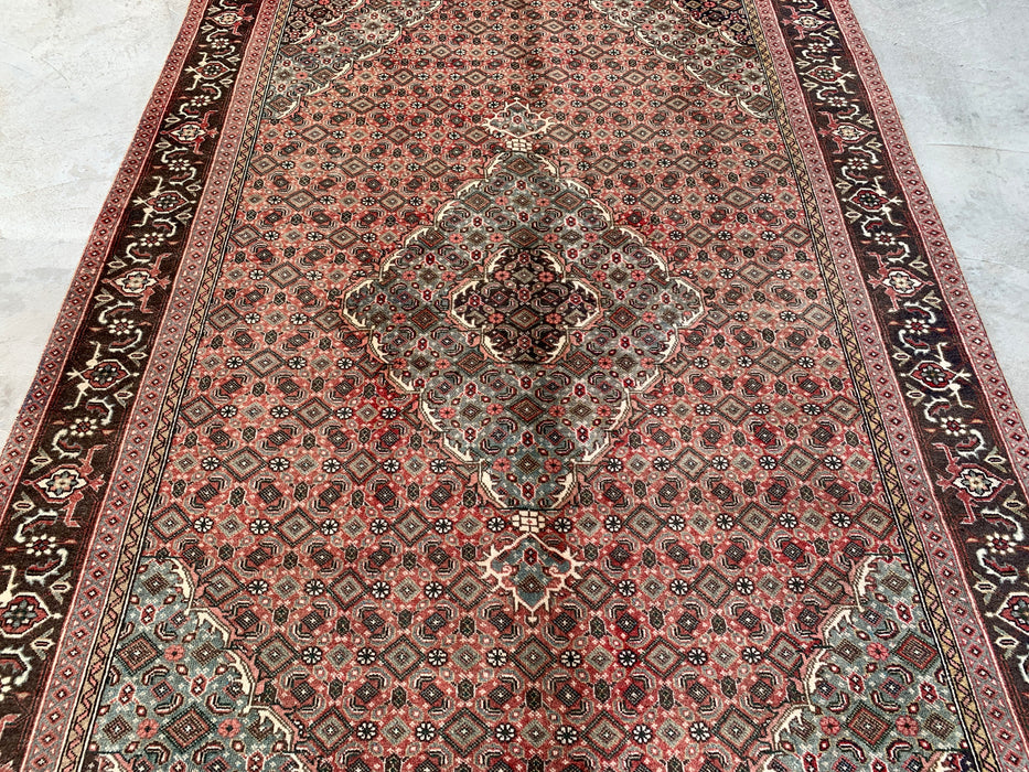 Handgemaakt Perzisch wollen vloerkleed 7x10 - Vintage Perzisch stijl kleed met medaillon in roze, bruin & aqua - Exacte afmeting 9'4" x 6'1" - KBHM-710