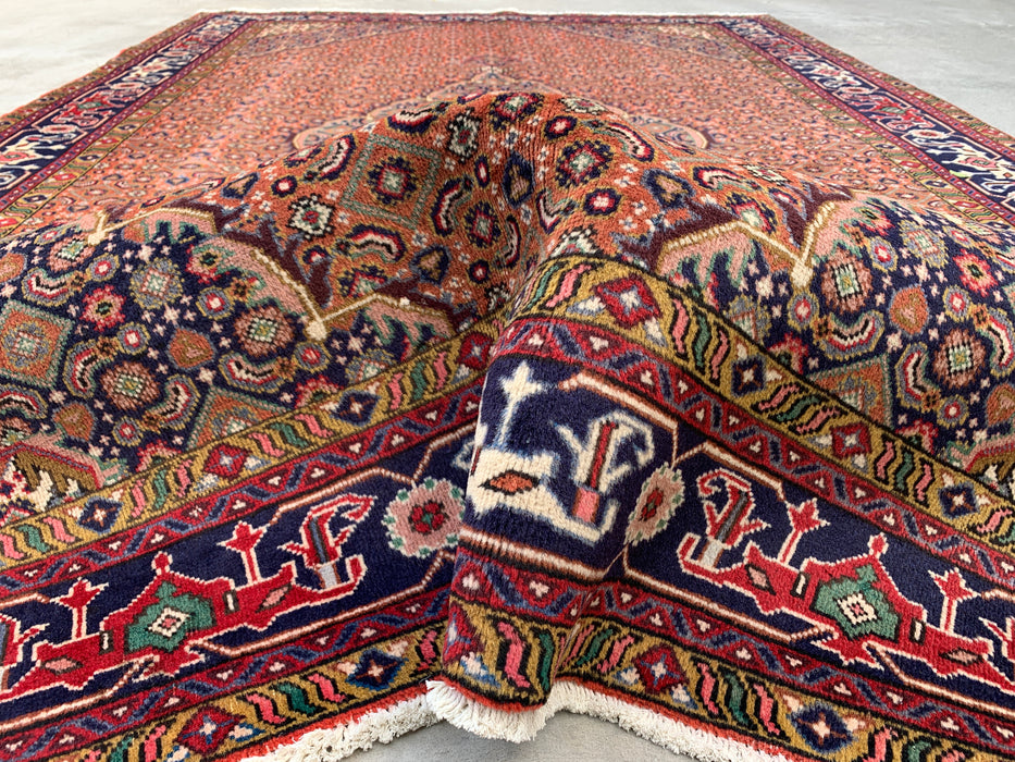 Handgemaakt Perzisch wollen vloerkleed 7x10 - Vintage Perzisch stijl kleed met medaillon in roze, marineblauw & ivoor - Exacte afmetingen 9'9" x 6'6" - KBHM-713