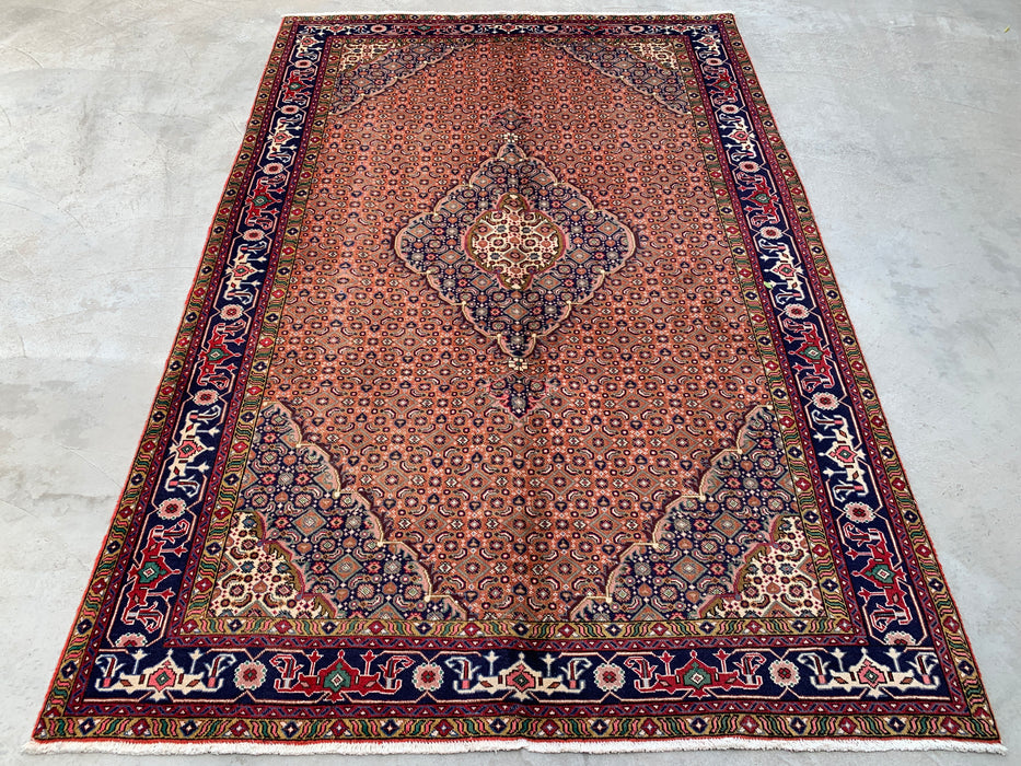 Handgemaakt Perzisch wollen vloerkleed 7x10 - Vintage Perzisch stijl kleed met medaillon in roze, marineblauw & ivoor - Exacte afmetingen 9'9" x 6'6" - KBHM-713