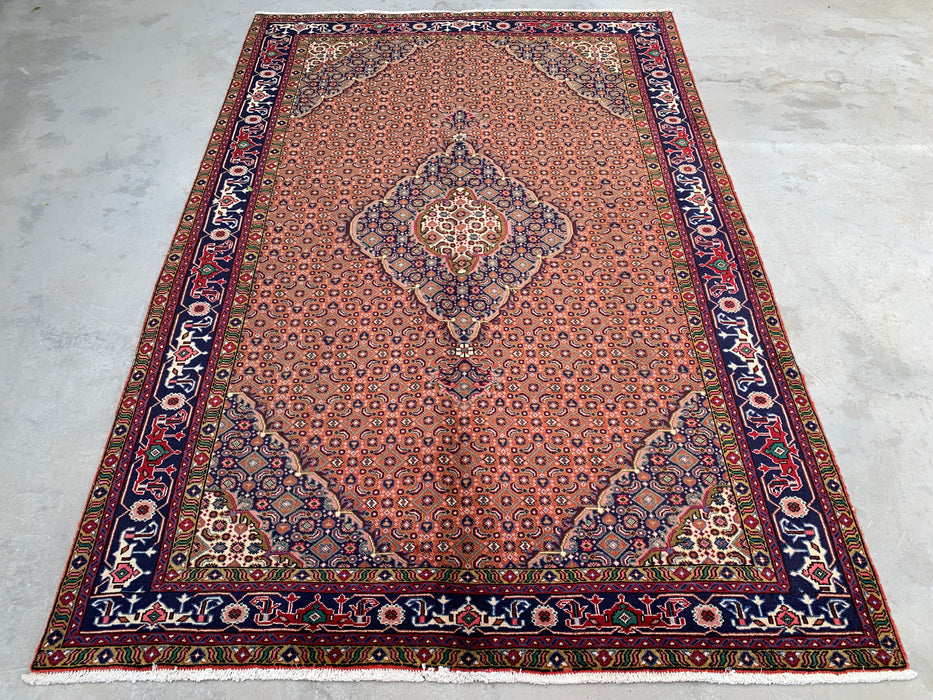 Handgemaakt Perzisch wollen vloerkleed 7x10 - Vintage Perzisch stijl kleed met medaillon in roze, marineblauw & ivoor - Exacte afmetingen 9'9" x 6'6" - KBHM-713