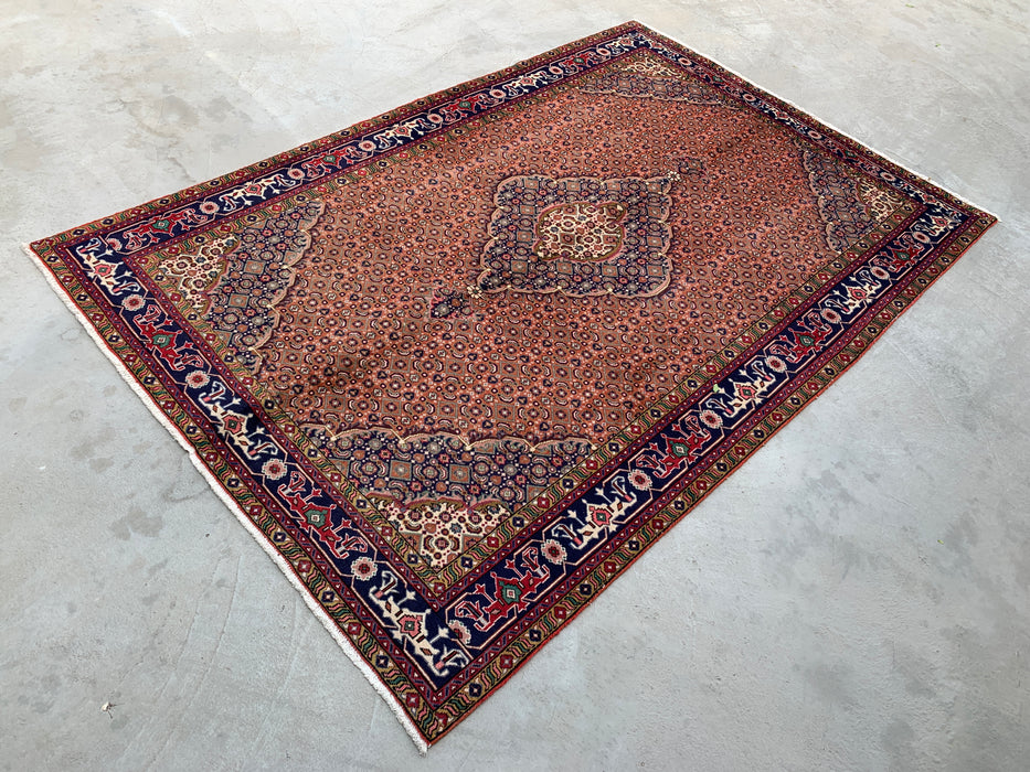 Handgemaakt Perzisch wollen vloerkleed 7x10 - Vintage Perzisch stijl kleed met medaillon in roze, marineblauw & ivoor - Exacte afmetingen 9'9" x 6'6" - KBHM-713