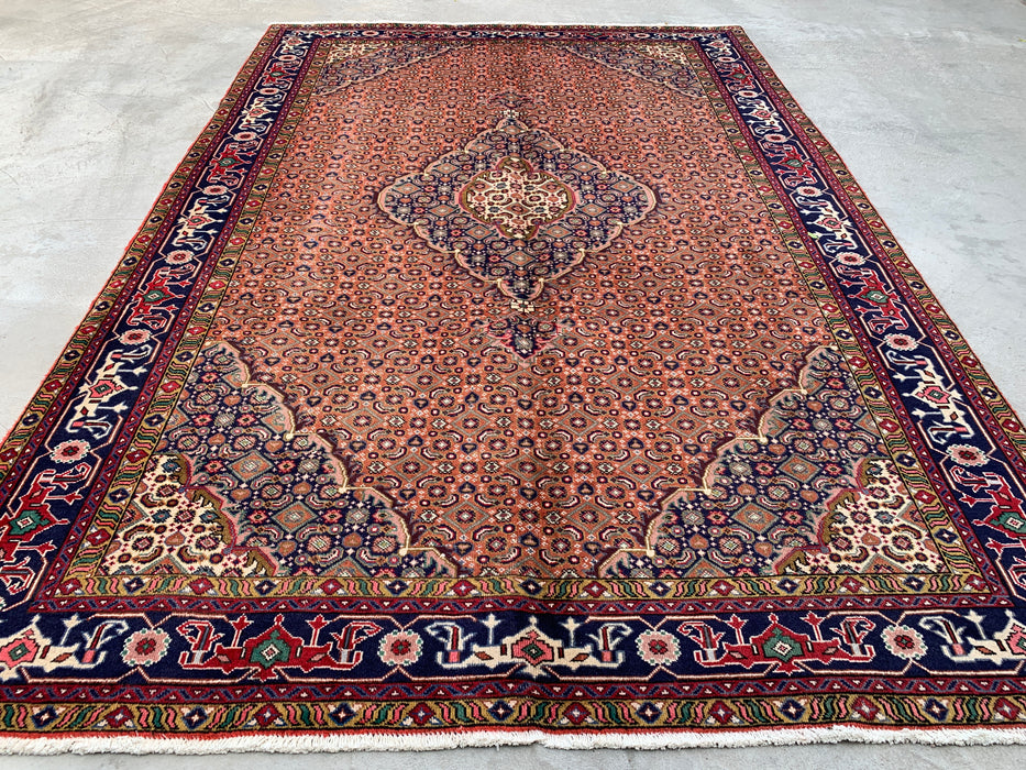Handgemaakt Perzisch wollen vloerkleed 7x10 - Vintage Perzisch stijl kleed met medaillon in roze, marineblauw & ivoor - Exacte afmetingen 9'9" x 6'6" - KBHM-713
