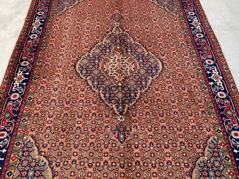 Handgemaakt Perzisch wollen vloerkleed 7x10 - Vintage Perzisch stijl kleed met medaillon in roze, marineblauw & ivoor - Exacte afmetingen 9'9" x 6'6" - KBHM-713