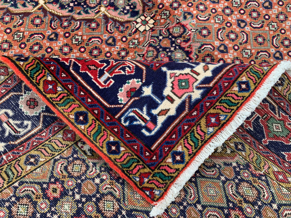 Handgemaakt Perzisch wollen vloerkleed 7x10 - Vintage Perzisch stijl kleed met medaillon in roze, marineblauw & ivoor - Exacte afmetingen 9'9" x 6'6" - KBHM-713