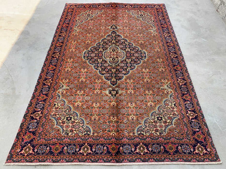 Handgemaakt Perzisch wollen vloerkleed 7x10 - Perzisch stijl kleed met roze, marineblauwe en ivoorkleurige bloemenmedaillon - Exacte afmeting 9'3" x 6'2" - KBHM-730