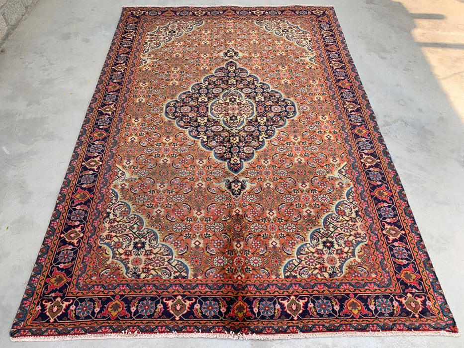 Handgemaakt Perzisch wollen vloerkleed 7x10 - Perzisch stijl kleed met roze, marineblauwe en ivoorkleurige bloemenmedaillon - Exacte afmeting 9'3" x 6'2" - KBHM-730