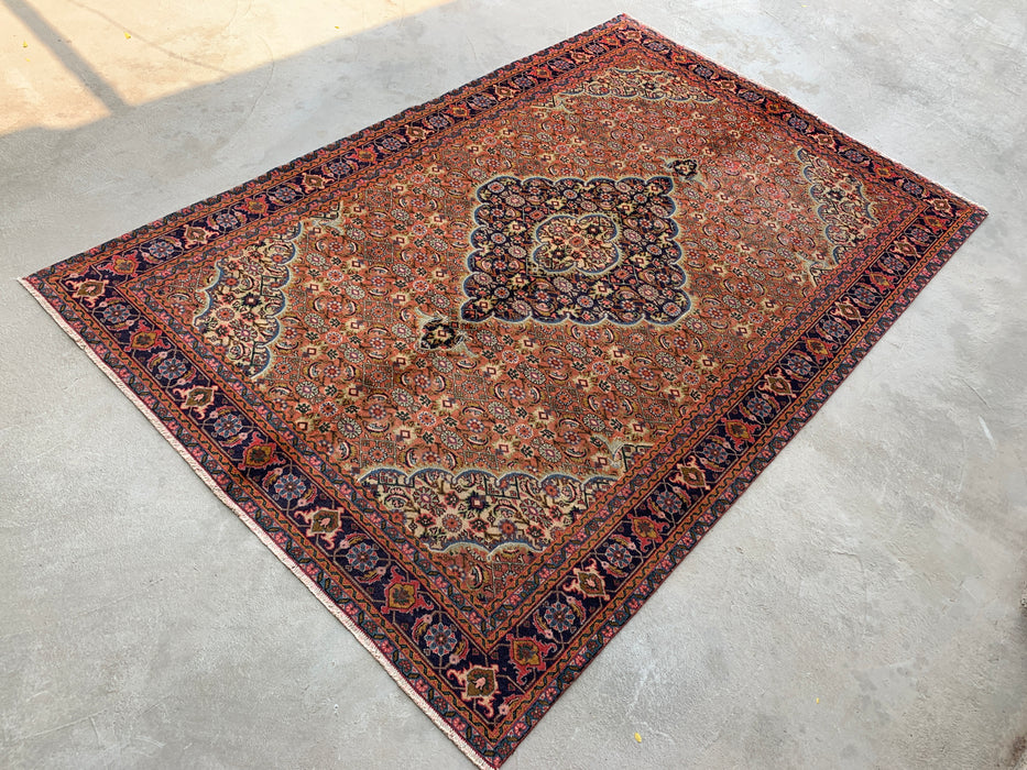 Handgemaakt Perzisch wollen vloerkleed 7x10 - Perzisch stijl kleed met roze, marineblauwe en ivoorkleurige bloemenmedaillon - Exacte afmeting 9'3" x 6'2" - KBHM-730