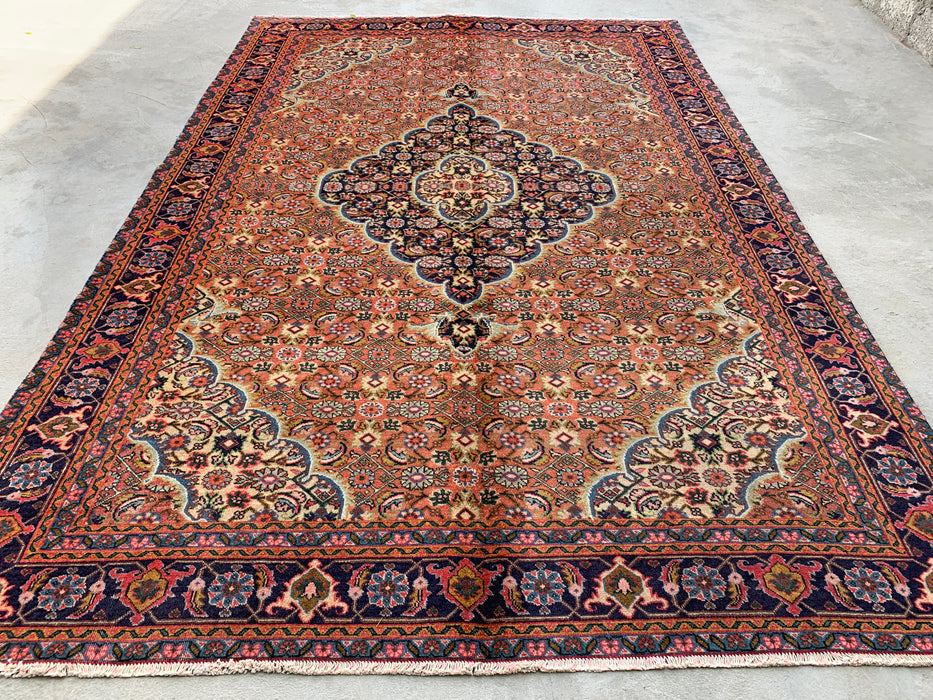 Handgemaakt Perzisch wollen vloerkleed 7x10 - Perzisch stijl kleed met roze, marineblauwe en ivoorkleurige bloemenmedaillon - Exacte afmeting 9'3" x 6'2" - KBHM-730