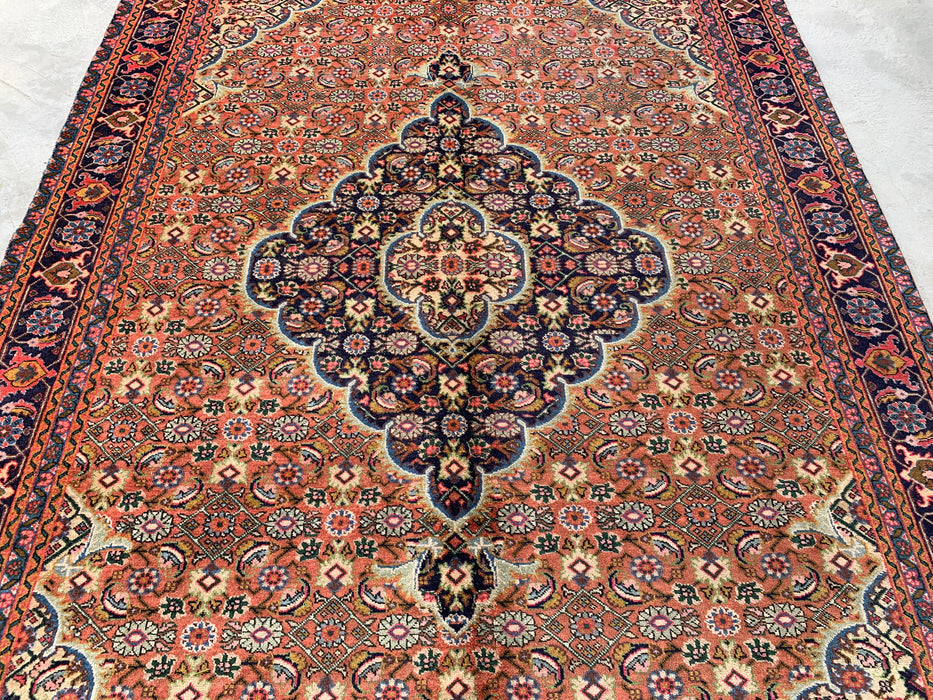 Handgemaakt Perzisch wollen vloerkleed 7x10 - Perzisch stijl kleed met roze, marineblauwe en ivoorkleurige bloemenmedaillon - Exacte afmeting 9'3" x 6'2" - KBHM-730