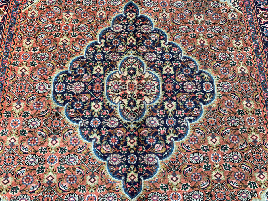 Handgemaakt Perzisch wollen vloerkleed 7x10 - Perzisch stijl kleed met roze, marineblauwe en ivoorkleurige bloemenmedaillon - Exacte afmeting 9'3" x 6'2" - KBHM-730