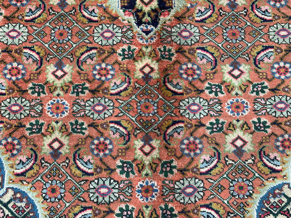 Handgemaakt Perzisch wollen vloerkleed 7x10 - Perzisch stijl kleed met roze, marineblauwe en ivoorkleurige bloemenmedaillon - Exacte afmeting 9'3" x 6'2" - KBHM-730