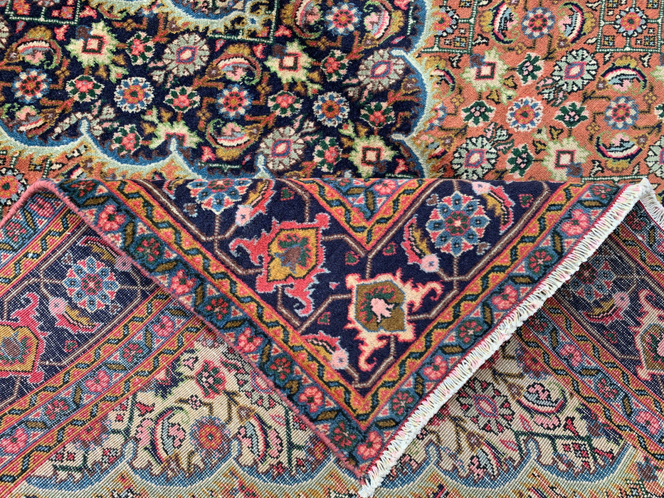 Handgemaakt Perzisch wollen vloerkleed 7x10 - Perzisch stijl kleed met roze, marineblauwe en ivoorkleurige bloemenmedaillon - Exacte afmeting 9'3" x 6'2" - KBHM-730