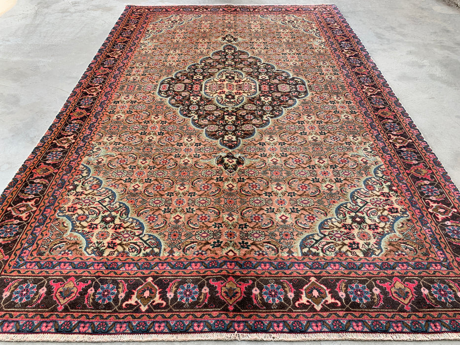 Handgemaakt Perzisch wollen vloerkleed 7x10 - Beige, taupe & zachtroze vintage medaillon Perzisch stijl kleed - Exacte afmeting 9'4" x 6'1" - KBHM-738