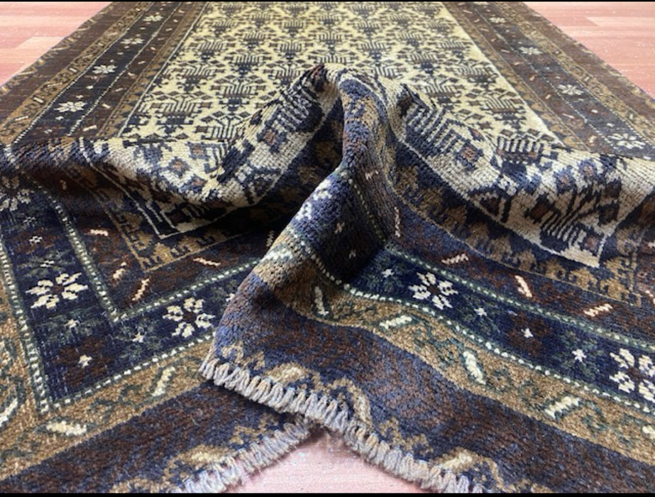 100 × 175 cm handgeknoopt Baluch wollen tapijt – Ivoor & Indigo geometrisch motief