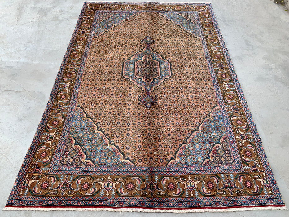 Handgemaakt Perzisch wollen vloerkleed 7x10 - Vintage Perzisch stijl kleed met medaillon in beige, blauw & bruin - Exacte afmetingen 9'8" x 6'5" - KBHM-756