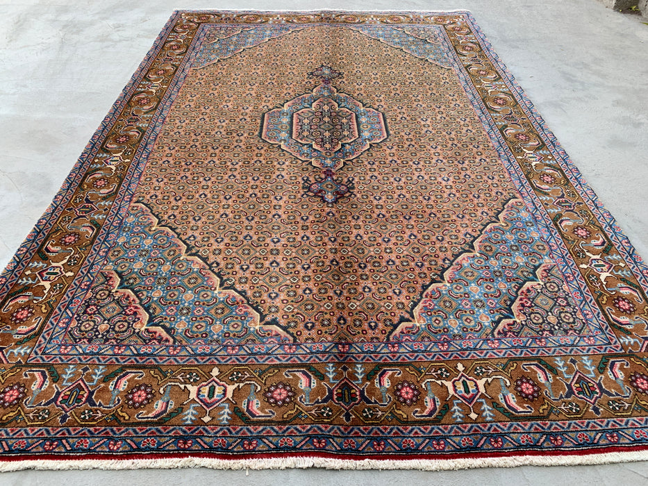 Handgemaakt Perzisch wollen vloerkleed 7x10 - Vintage Perzisch stijl kleed met medaillon in beige, blauw & bruin - Exacte afmetingen 9'8" x 6'5" - KBHM-756