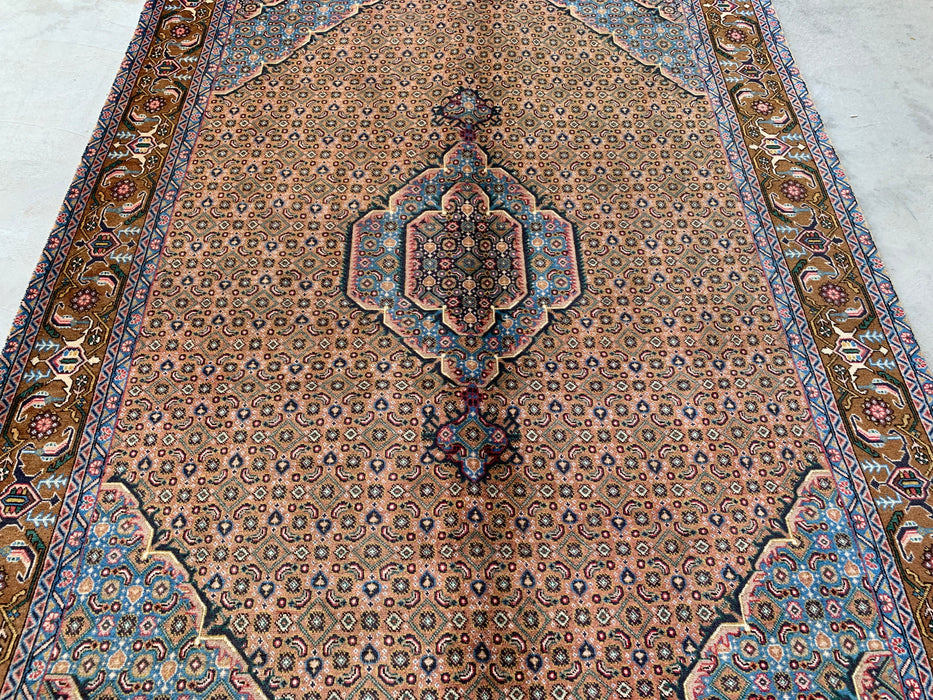Handgemaakt Perzisch wollen vloerkleed 7x10 - Vintage Perzisch stijl kleed met medaillon in beige, blauw & bruin - Exacte afmetingen 9'8" x 6'5" - KBHM-756