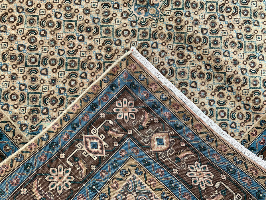 Handgeweven Perzisch wollen vloerkleed 7x10 - Vintage Perzisch kleed met medaillon in beige, blauw en bruin - Exacte afmetingen 9'9" x 6'4" - KBHM-757