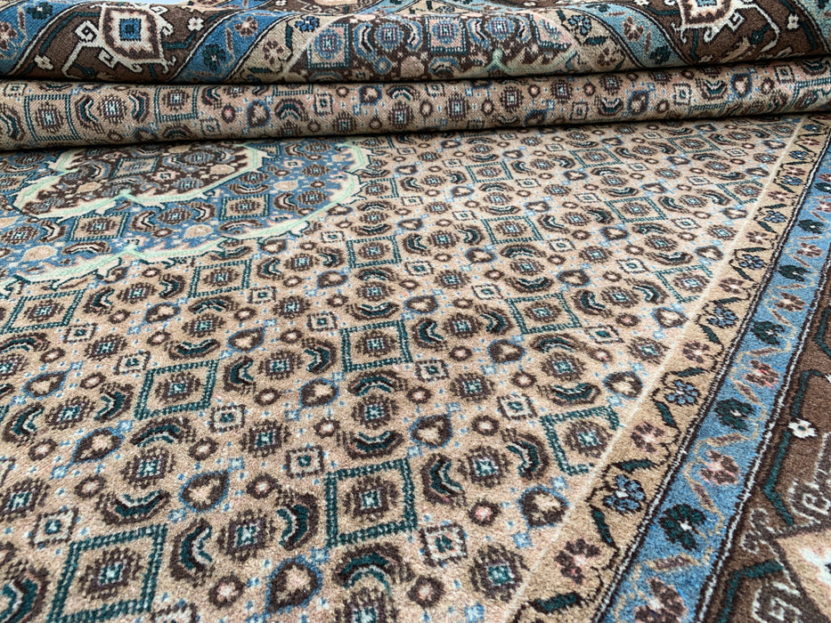 Handgeweven Perzisch wollen vloerkleed 7x10 - Vintage Perzisch kleed met medaillon in beige, blauw en bruin - Exacte afmetingen 9'9" x 6'4" - KBHM-757