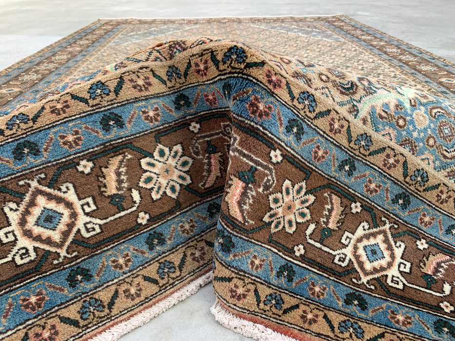 Handgeweven Perzisch wollen vloerkleed 7x10 - Vintage Perzisch kleed met medaillon in beige, blauw en bruin - Exacte afmetingen 9'9" x 6'4" - KBHM-757