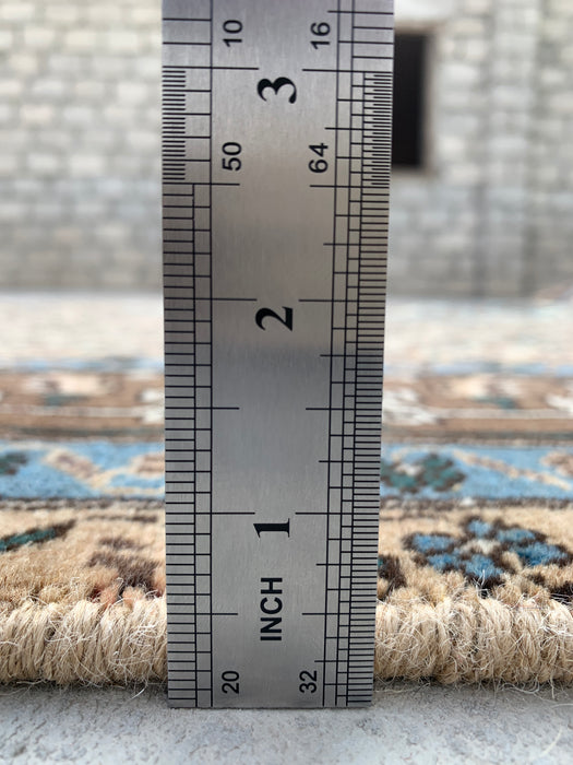 Handgeweven Perzisch wollen vloerkleed 7x10 - Vintage Perzisch kleed met medaillon in beige, blauw en bruin - Exacte afmetingen 9'9" x 6'4" - KBHM-757