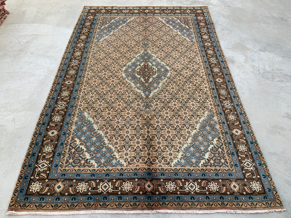 Handgeweven Perzisch wollen vloerkleed 7x10 - Vintage Perzisch kleed met medaillon in beige, blauw en bruin - Exacte afmetingen 9'9" x 6'4" - KBHM-757