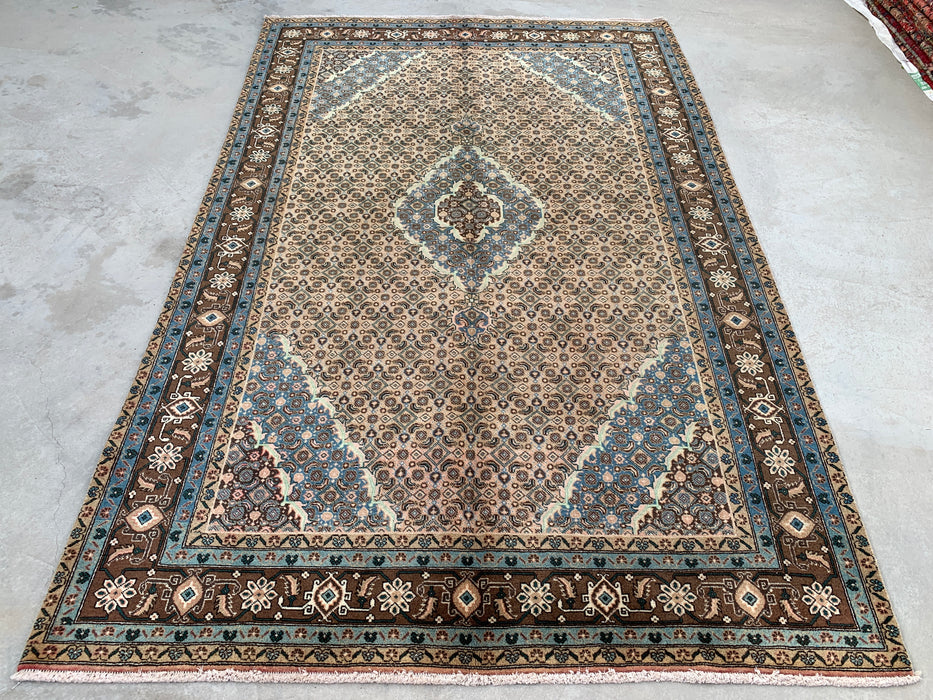 Handgeweven Perzisch wollen vloerkleed 7x10 - Vintage Perzisch kleed met medaillon in beige, blauw en bruin - Exacte afmetingen 9'9" x 6'4" - KBHM-757