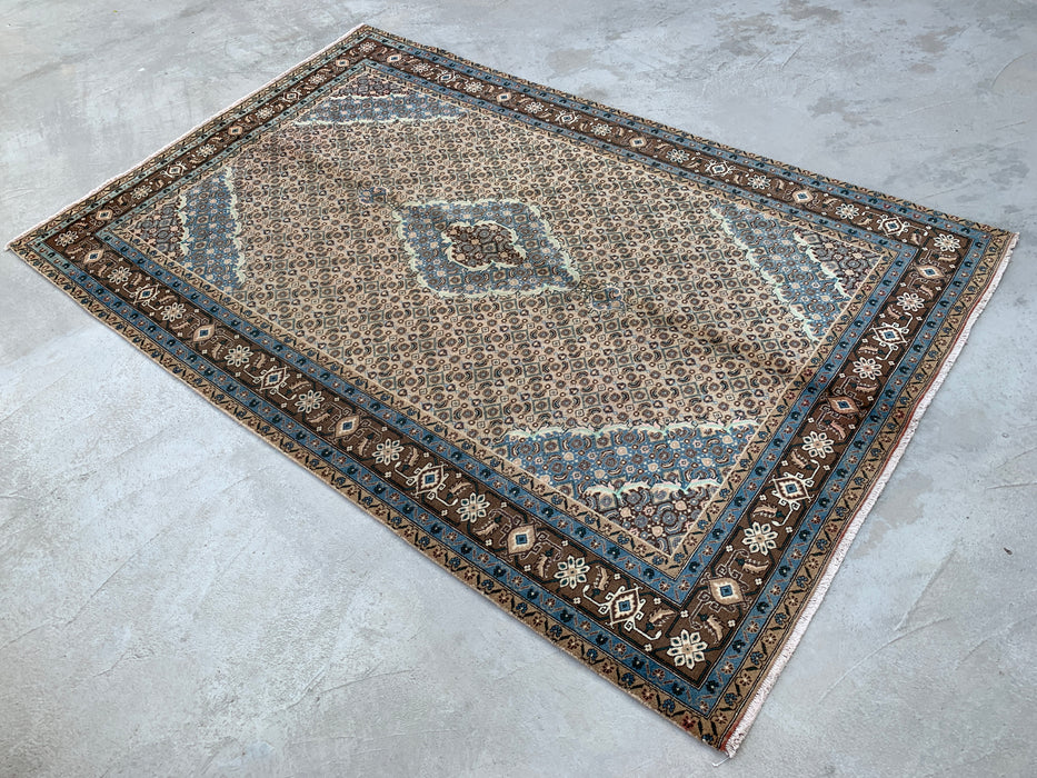 Handgeweven Perzisch wollen vloerkleed 7x10 - Vintage Perzisch kleed met medaillon in beige, blauw en bruin - Exacte afmetingen 9'9" x 6'4" - KBHM-757