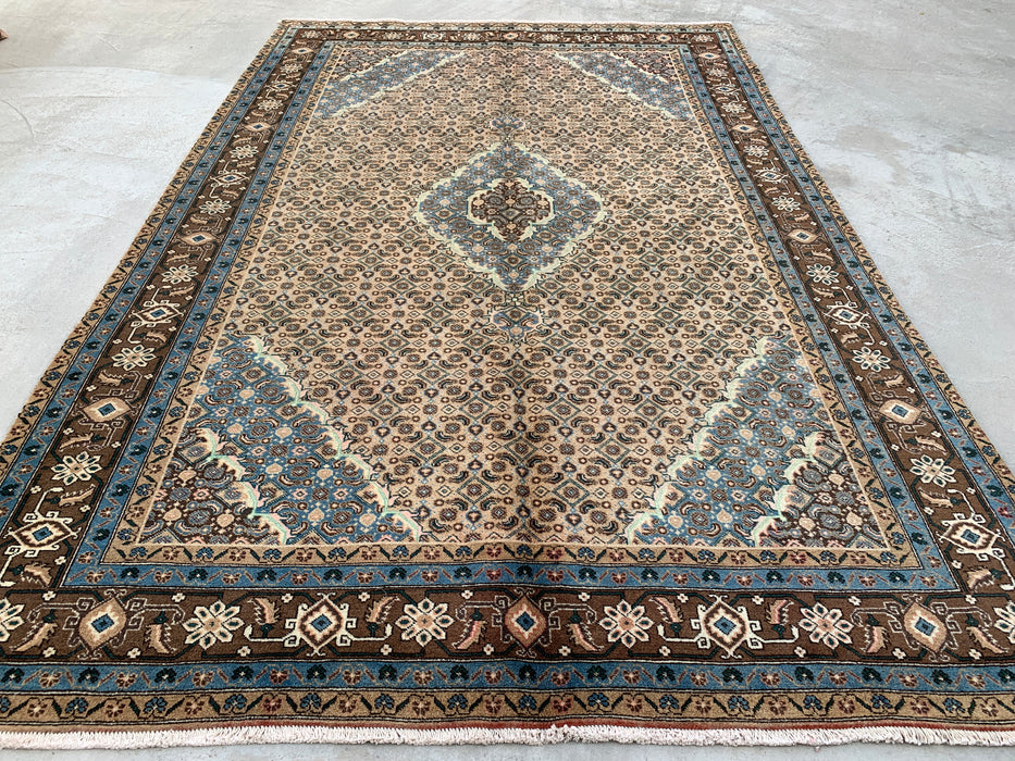 Handgeweven Perzisch wollen vloerkleed 7x10 - Vintage Perzisch kleed met medaillon in beige, blauw en bruin - Exacte afmetingen 9'9" x 6'4" - KBHM-757