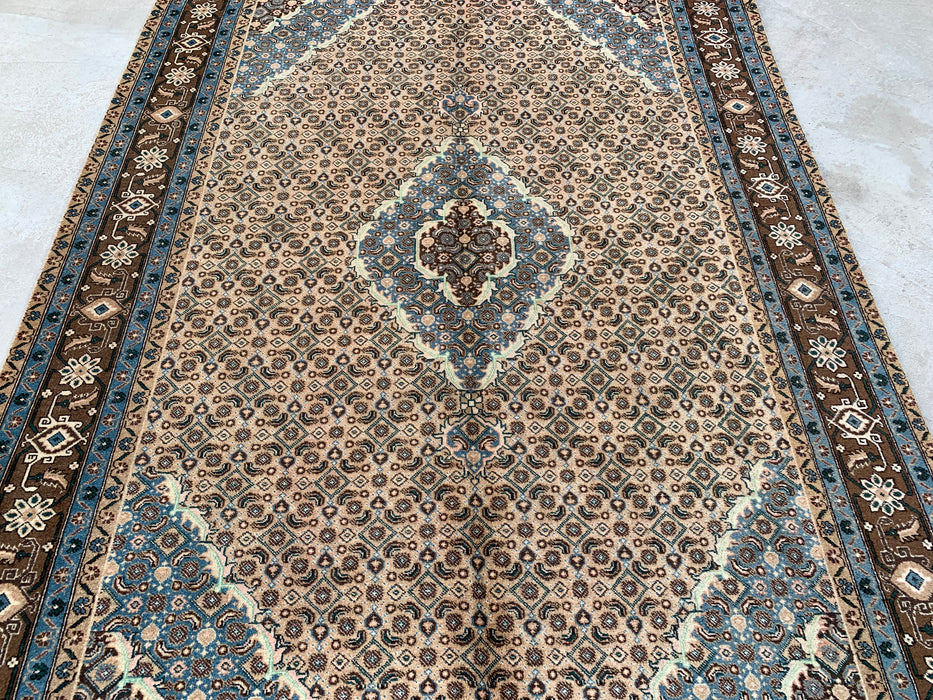 Handgeweven Perzisch wollen vloerkleed 7x10 - Vintage Perzisch kleed met medaillon in beige, blauw en bruin - Exacte afmetingen 9'9" x 6'4" - KBHM-757