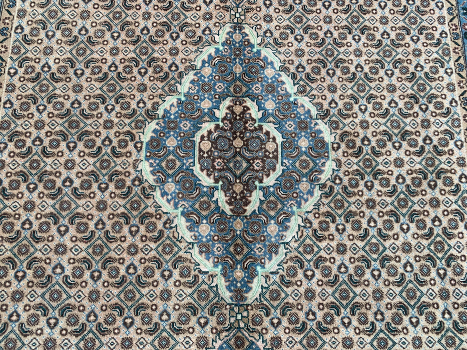 Handgeweven Perzisch wollen vloerkleed 7x10 - Vintage Perzisch kleed met medaillon in beige, blauw en bruin - Exacte afmetingen 9'9" x 6'4" - KBHM-757