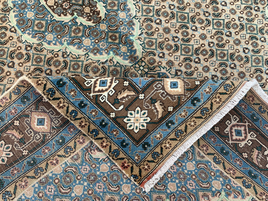 Handgeweven Perzisch wollen vloerkleed 7x10 - Vintage Perzisch kleed met medaillon in beige, blauw en bruin - Exacte afmetingen 9'9" x 6'4" - KBHM-757
