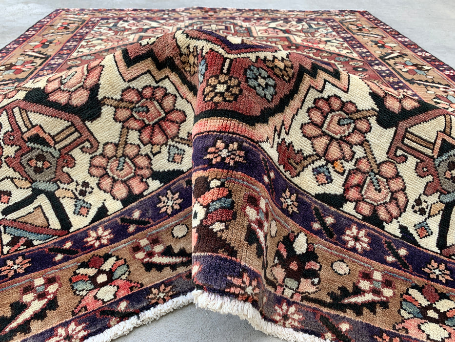 180 cm x 147 cm handgeknoopt Perzisch wollen tapijt – Ivoor, taupe en pruimkleurig tribaal medaillonmotief – KBHM-779