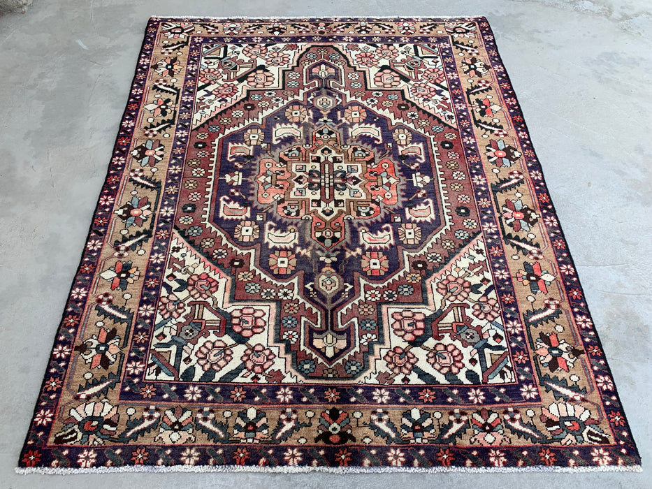 180 cm x 147 cm handgeknoopt Perzisch wollen tapijt – Ivoor, taupe en pruimkleurig tribaal medaillonmotief – KBHM-779